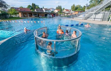 Schwimmbecken mit Whirlpool im Freibad Schwarzach | © Stadt Sinsheim
