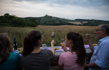 Weingenuss mit Blick auf die Burg Ravensburg | © Kraichgau-Stromberg Tourismus e.V. | Ulrike Klumpp