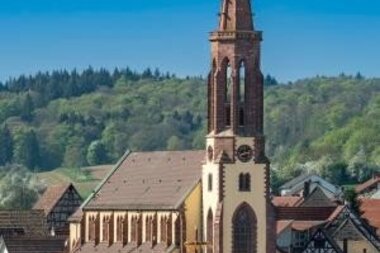 Blick auf die Stadtpfarrkirche und Dächer von Waibstadt vor blauem Himmel | © Stadt Waibstadt