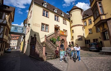 Familie vor dem Grafschaftsmuseum | © @Spessart Mainland/TOURISMUS REGION WERTHEIM/Holger Leue