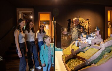 Familie im Grafschaftsmuseum | © @Spessart Mainland/TOURISMUS REGION WERTHEIM/Holger Leue