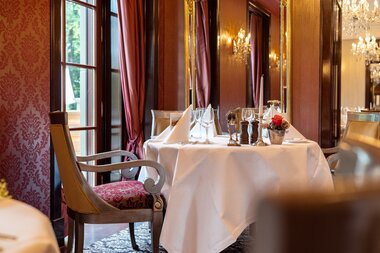 Ein elegant gedeckter Tisch in einem 2-Sterne-Restaurant | © Touristikgemeinschaft Hohenlohe e. V. | Wald & Schlosshotel Friedrichsruhe