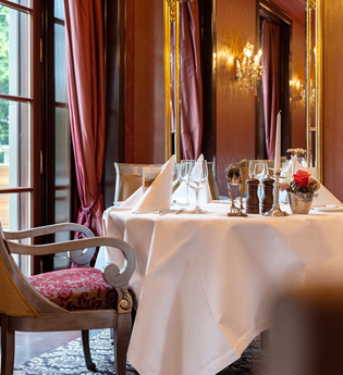 Ein elegant gedeckter Tisch in einem 2-Sterne-Restaurant | © Touristikgemeinschaft Hohenlohe e. V. | Wald & Schlosshotel Friedrichsruhe