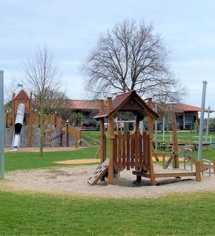 Spielplatz mit Rutsche, Schaukel etc.