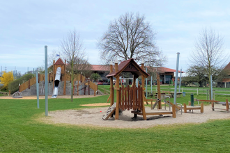 Spielplatz mit Rutsche, Schaukel etc.