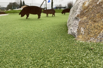 An einer Station stehen stilisierte Schweine und ein großer Stein | © Touristikgemeinschaft Hohenlohe e. V. | Adventuregolf Schwabbach
