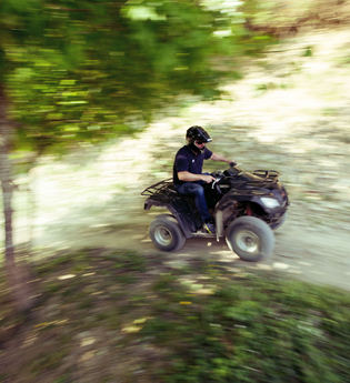 Eine Person fährt auf einem Quad | © Touristikgemeinschaft Hohenlohe e. V. | AdventureSteinbruch by trnds7R