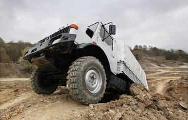 Ein SUV fährt einen Hügel hoch | © Touristikgemeinschaft Hohenlohe e. V. | AdventureSteinbruch by trnds7R