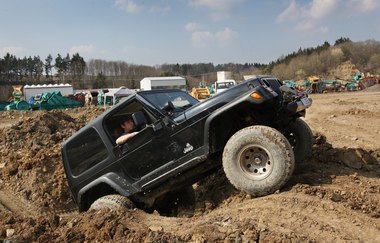 Ein schwarzes SUV fährt eine steile Auffahrt hoch | © Touristikgemeinschaft Hohenlohe e. V. | AdventureSteinbruch by trnds7R