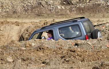 Ein Suzuki Jimny fährt eine Abfahrt hinunter | © Touristikgemeinschaft Hohenlohe e. V. | AdventureSteinbruch by trnds7R