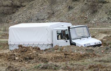 Ein weißer LKW fährt durch einen Steinbruch | © Touristikgemeinschaft Hohenlohe e. V. | AdventureSteinbruch by trnds7R