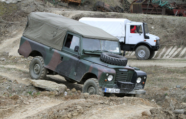 Zwei Fahrzeuge fahren im Steinbruch | © Touristikgemeinschaft Hohenlohe e. V. | AdventureSteinbruch by trnds7R