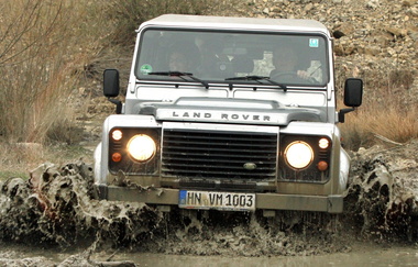 Ein Landrover fährt durch einen Wassergraben | © Touristikgemeinschaft Hohenlohe e. V. | AdventureSteinbruch by trnds7R