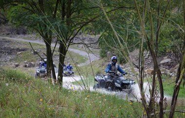 Quads fahren durchs Gelände | © Touristikgemeinschaft Hohenlohe e. V. | AdventureSteinbruch by trnds7R