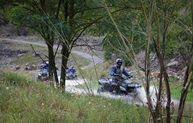 Quads fahren durchs Gelände | © Touristikgemeinschaft Hohenlohe e. V. | AdventureSteinbruch by trnds7R