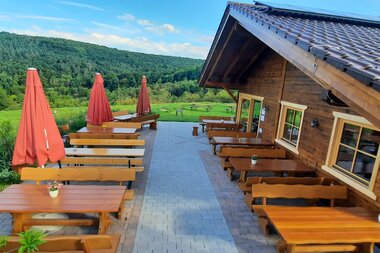 Die Almhütte hat einen rustikalen Holzcharakter | © Touristikgemeinschaft Hohenlohe e. V.  | Almhütte Weißlensberg