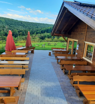 Die Almhütte hat einen rustikalen Holzcharakter | © Touristikgemeinschaft Hohenlohe e. V.  | Almhütte Weißlensberg