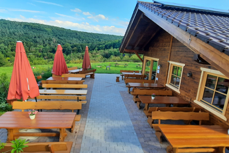 Die Almhütte hat einen rustikalen Holzcharakter | © Touristikgemeinschaft Hohenlohe e. V.  | Almhütte Weißlensberg