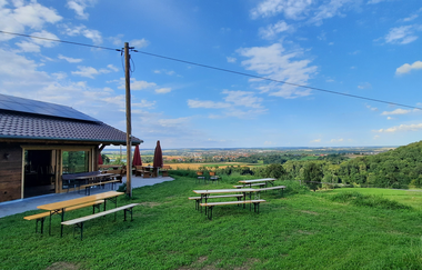 Grüne Wiesen sind rings um die Almhütte | © Touristikgemeinschaft Hohenlohe e. V.  | Almhütte Weißlensberg