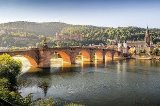 Alte Brücke mit Schloss und Altstadt im Hintergrund. | © Heidelberg Marketing / Tobias Schwerdt