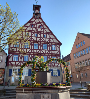 Altes Rathaus mit historischem Marktplatz