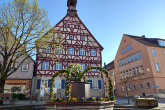Altes Rathaus mit historischem Marktplatz