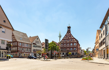 Altes Rathaus mit historischem Marktplatz