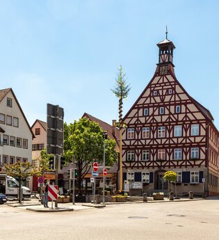 Marktplatz in Gaildorf mit dem Alten Rathaus und Fachwerkhäusern.