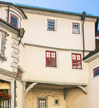 Innenhof des Alten Schlosses in Gaildorf mit verzierten Fenstern und Balkon mit Blumen. | © Stuttgart-Marketing GmbH, Sarah Schmid