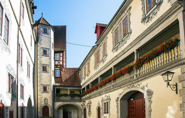 Innenhof des Alten Schlosses in Gaildorf mit verzierten Fassaden und Blumen. | © Stuttgart-Marketing GmbH, Sarah Schmid