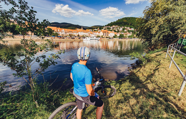 Blick vom Neckartalradweg auf die Uferpromenade von Eberbach | Eberbach | Odenwald | © Touristikgemeinschaft Odenwald e.V.