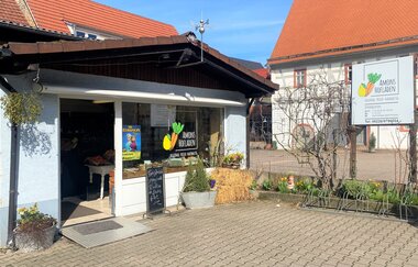 Außenansicht von Amons Hofladen in Mauer mit Blick in den Laden