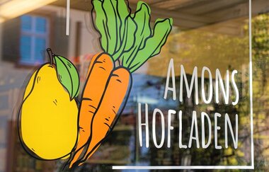 Logo auf der Fensterscheibe des Hofladens