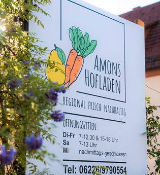 Informationsschild mit Logo und Öffnungszeiten