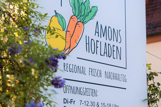 Informationsschild mit Logo und Öffnungszeiten