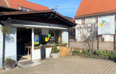 Außenansicht von Amons Hofladen in Mauer mit Blick in den Laden
