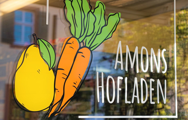 Logo auf der Fensterscheibe des Hofladens