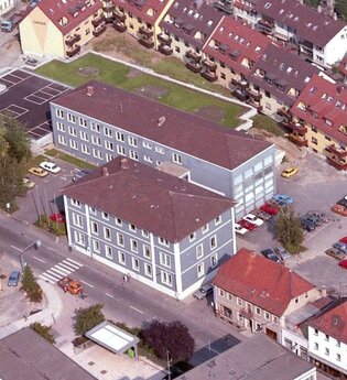 Luftaufnahme des Rathauses Sinsheim mit umliegenden Gebäuden und Parkplätzen | © Unbekannt