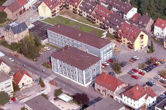 Luftaufnahme des Rathauses Sinsheim mit umliegenden Gebäuden und Parkplätzen | © Unbekannt