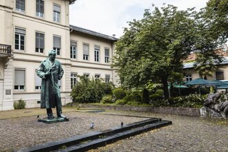 Anatomiegarten und Bunsendenkmal in der Heidelberger Altstadt
