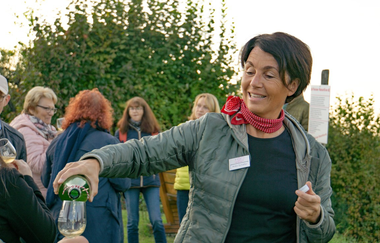 Weinerlebnisführerin Anke Schäffer schenkt bei einer Gästeführung Wein ein | © Anke Schäffer