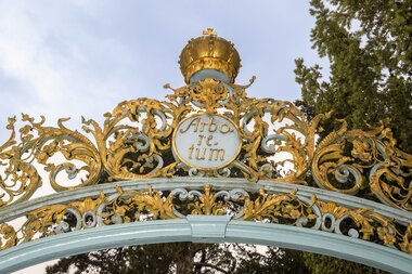 Prachtvolles Tor des Arboretum mit Aufschrift "Arboretum" | © Tourist Information Schwetzingen
