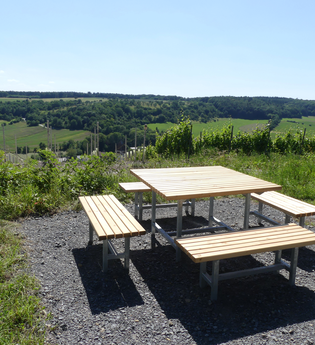 Aussicht und Rastmöglichkeit am Wanderparkplatz Heiligenbergsee | © Land der 1000 Hügel - Kraichgau-Stromberg
