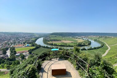 Atemberaubender Ausblick u.a. auf die wunderschöne Neckarschleife und das malerische Weindorf Mundelsheim. | © Gemeinde Mundelsheim