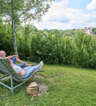 Panoramaliege mit Ausblick aufs Städtle von Vellberg | © Hohenlohe + Schwäbisch Hall Tourismus e. V.