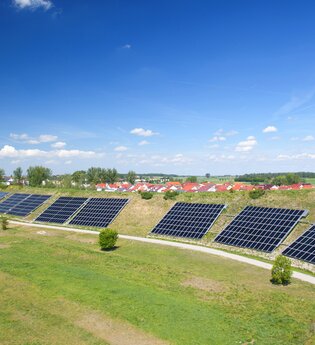 Zu sehen sind Solarplatten auf einer Wiese | © Stadtwerke