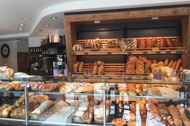 In der Theke gibt es eine große Brot- und Brötchenauswahl | © Touristikgemeinschaft Hohenlohe e. V.