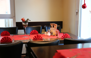 SonnenCafe Keppler Innenansicht, gedeckter Tisch