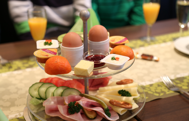 BäckereiCafe Keppler Klg. , Innenansicht, Frühstücks-Etagere auf Tisch angerichtet | © Bäckerei Cafe Keppler