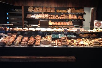 Verkaufstheke mit süßen und salzigen Backwaren | © Hohenloher Perlen | Bäckerei Café Trunk, Öhringen